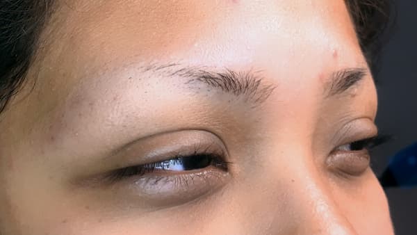 Image of girl's eyes before permanent eyebrows